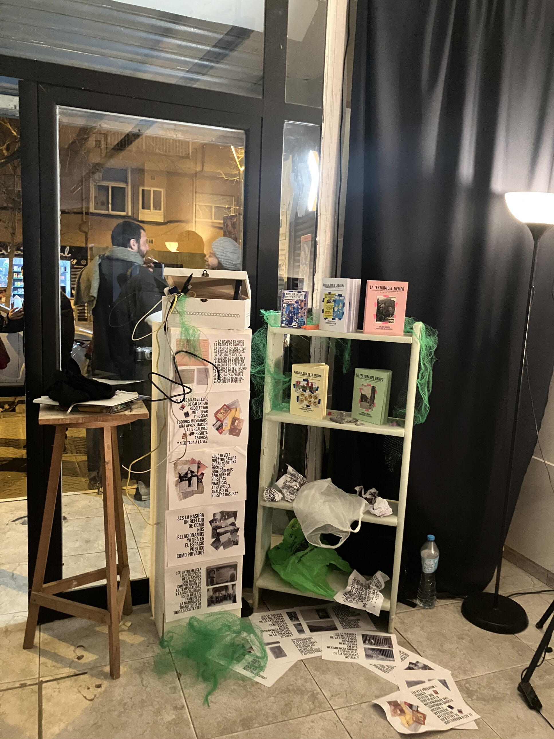 archeology of garbage at club delfín: trade show