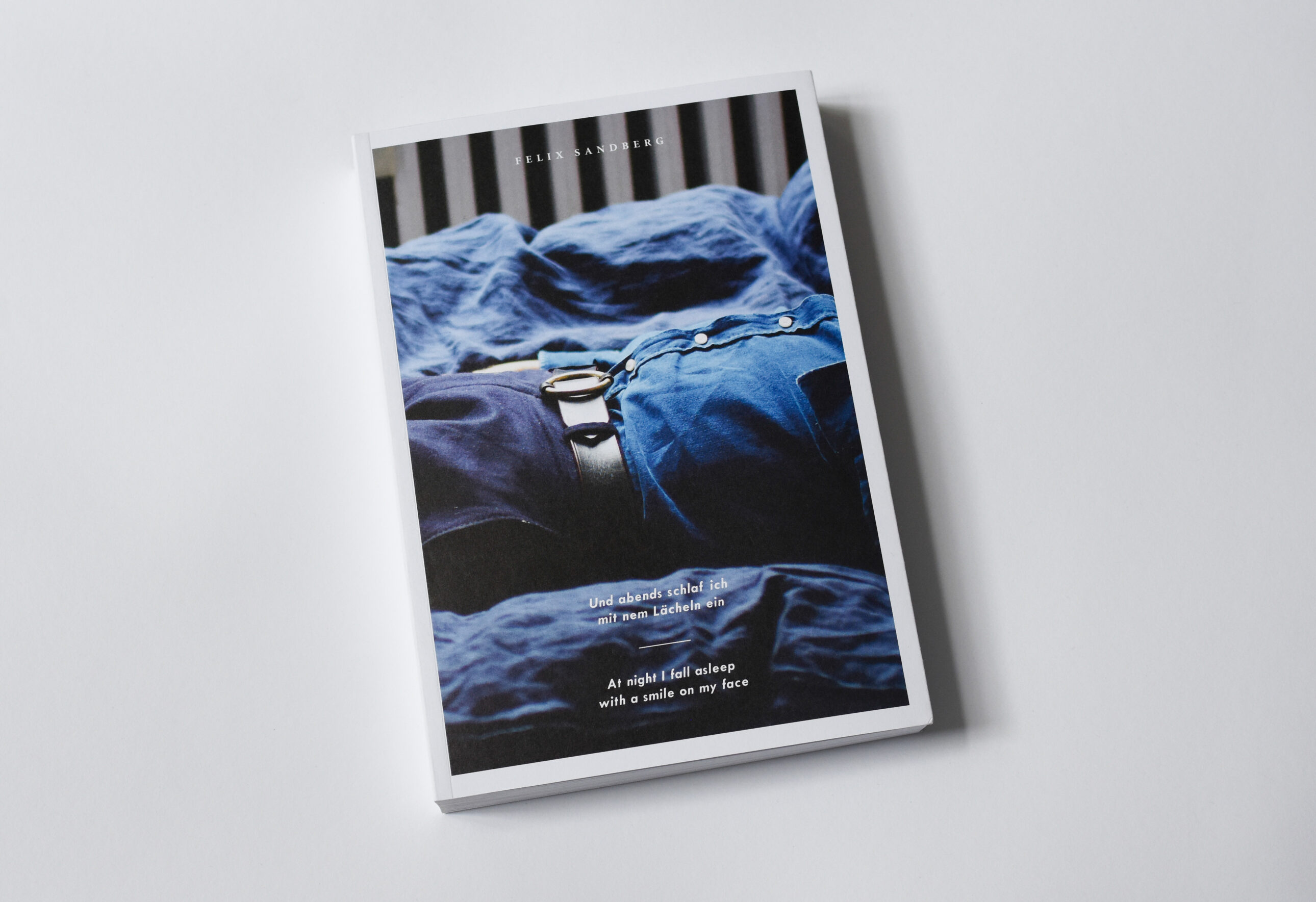 Und abends schlaf ich mit nem Lächeln ein / At night I fall asleep with a smile on my face