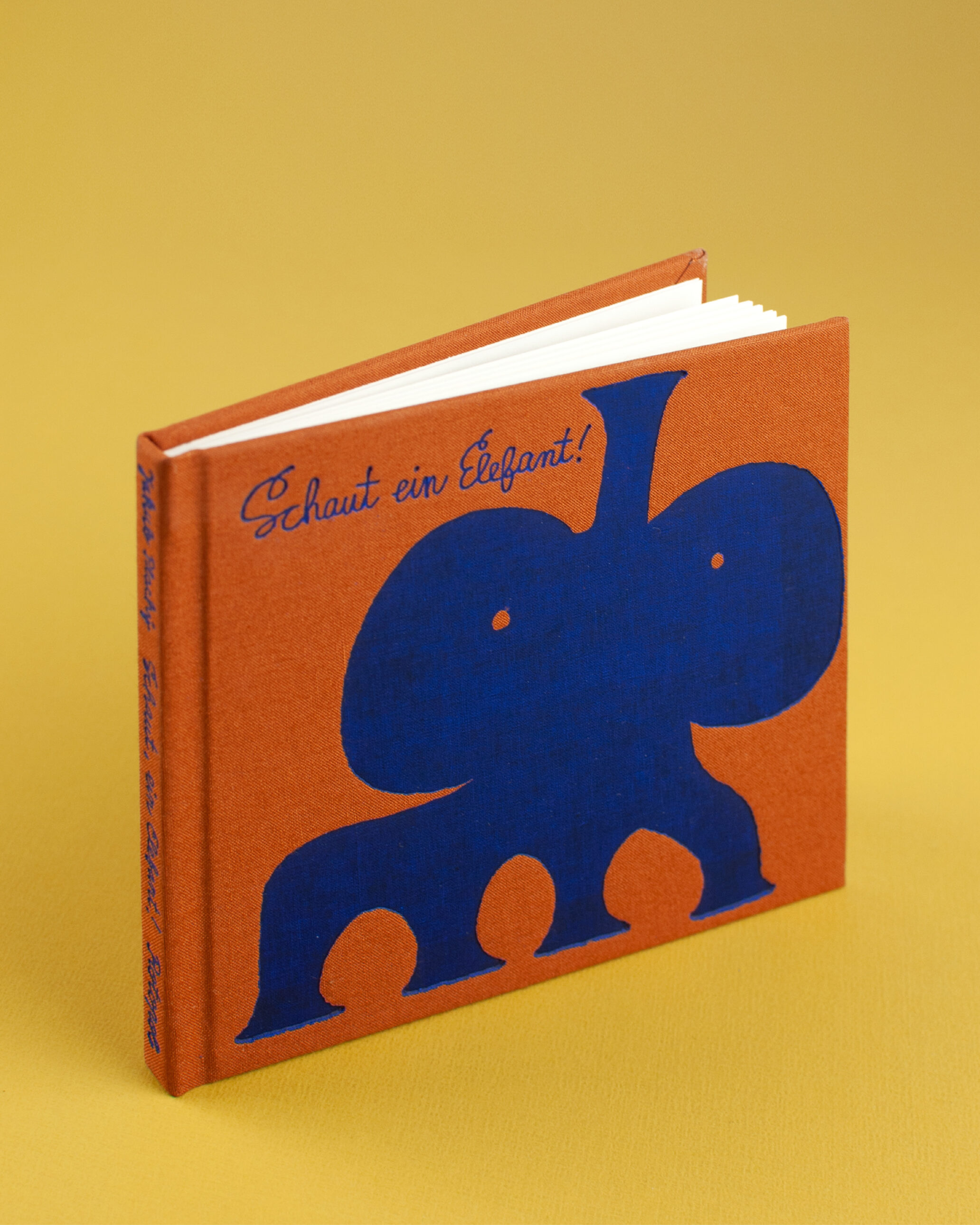 Schaut, ein Elefant!