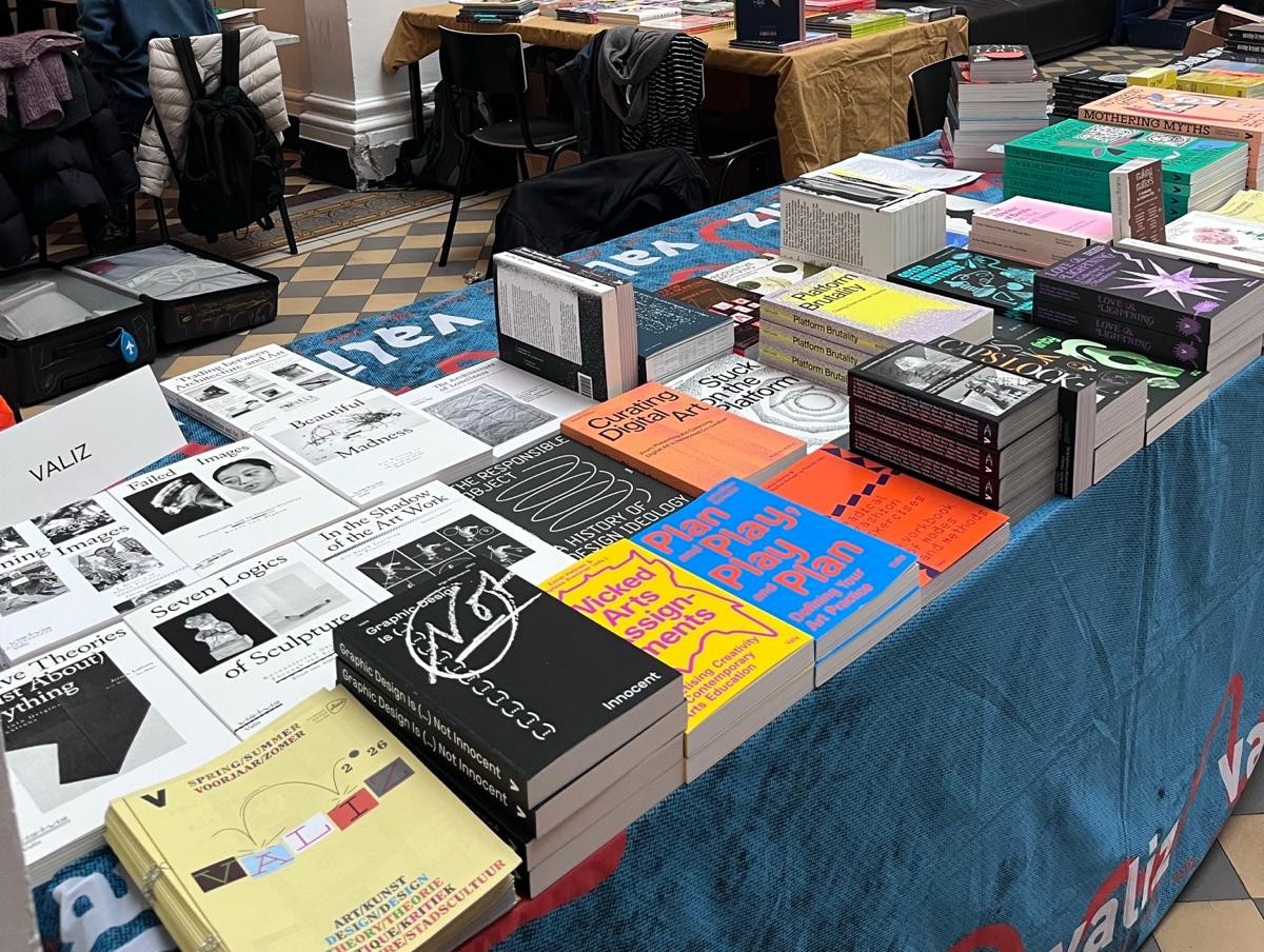 Valiz book fair table