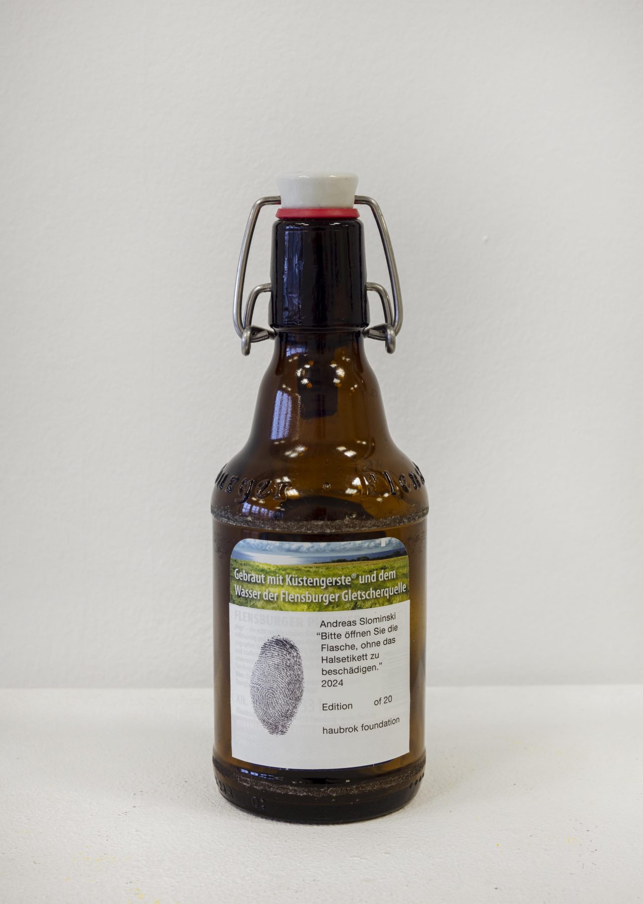 Bitte öffnen Sie die Flasche, ohne das Halsetikett zu beschädigen